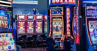 Antarmuka aplikasi mobile pocari4d menampilkan meja dealer langsung, permainan slot, dan pasar sportsbook